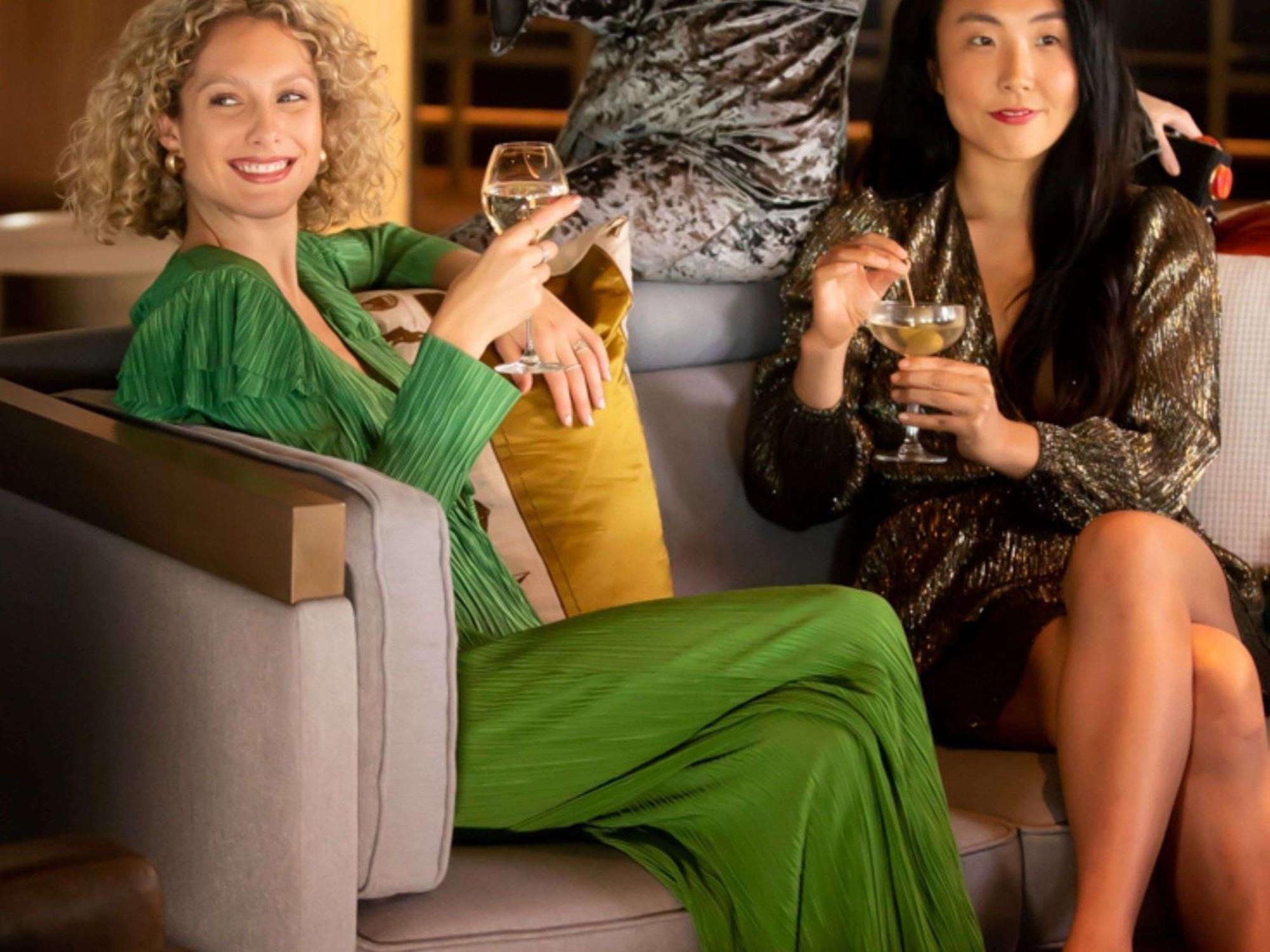 The William Inglis Mgallery Уорик-Фарм Экстерьер фото Two women socializing