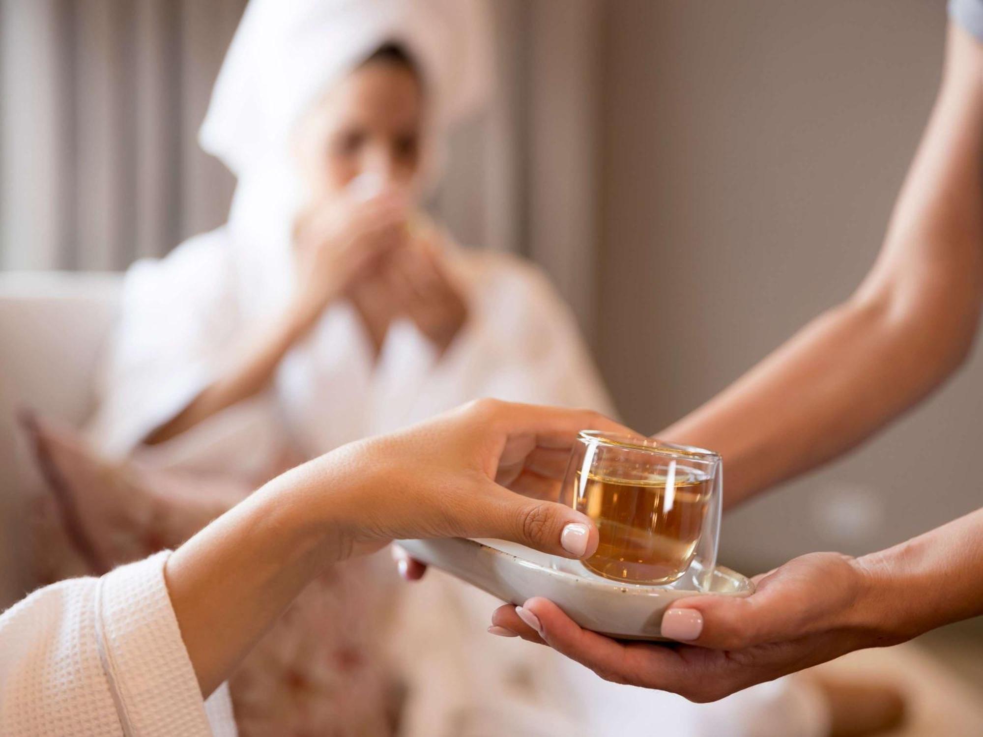 The William Inglis Mgallery Уорик-Фарм Экстерьер фото A spa attendant serving a guest