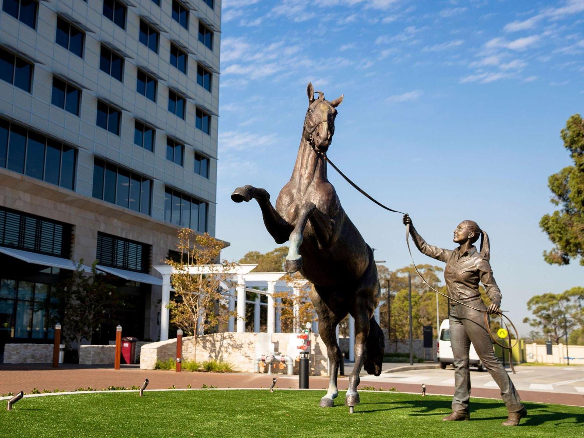 The William Inglis Mgallery Уорик-Фарм Экстерьер фото Statue of Black Caviar at the Melbourne Racing Club